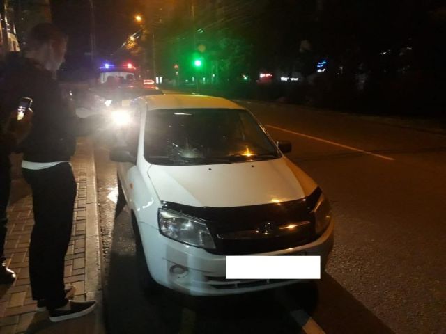 В Ставрополе водитель легковушки сбил на пешеходном переходе двух девушек В Ставрополе водитель легковушки сбил на пешеходном переходе двух девушек