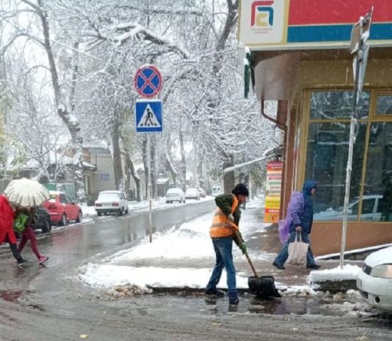 В Ессентуках за день пятницы вывезли 30 КамАЗов снега В Ессентуках за день пятницы вывезли 30 КамАЗов снега