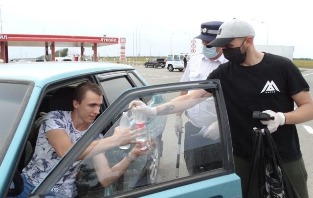 На Ставрополье автоинспекторы раздают водителям воду в условиях аномальной жары На Ставрополье автоинспекторы раздают водителям воду в условиях аномальной жары