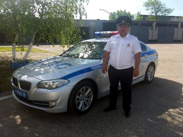 Сотрудник ДПС помог ставропольцу прямо на дороге устранить неисправность в автомобиле Сотрудник ДПС помог ставропольцу прямо на дороге устранить неисправность в автомобиле