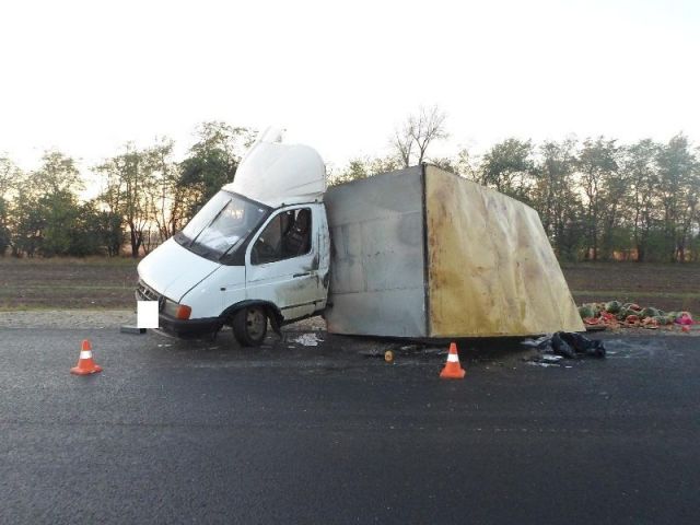 На Ставрополье перевернулся грузовик с арбузами На Ставрополье перевернулся грузовик с арбузами