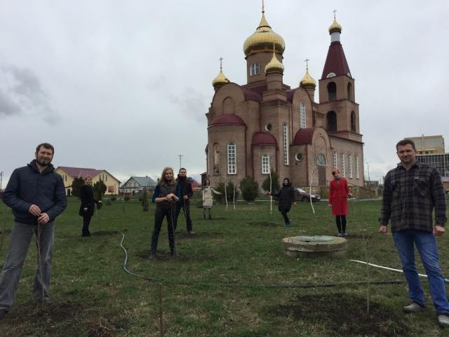 Участники спектакля «Вишнёвый сад» посадили вишнёвый сад в Михайловске Участники спектакля «Вишнёвый сад» посадили вишнёвый сад в Михайловске