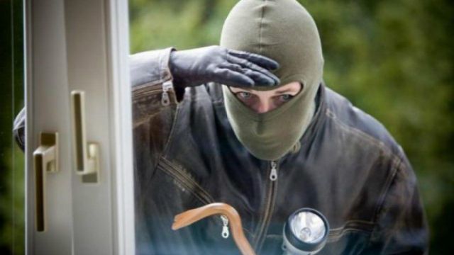 На Ставрополье вор украл из церкви пожертвований на 76 тысяч рублей На Ставрополье вор украл из церкви пожертвований на 76 тысяч рублей