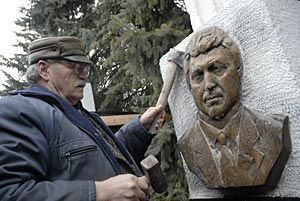 Аллея почетных граждан Ставрополя стала короче Аллея почетных граждан Ставрополя стала короче