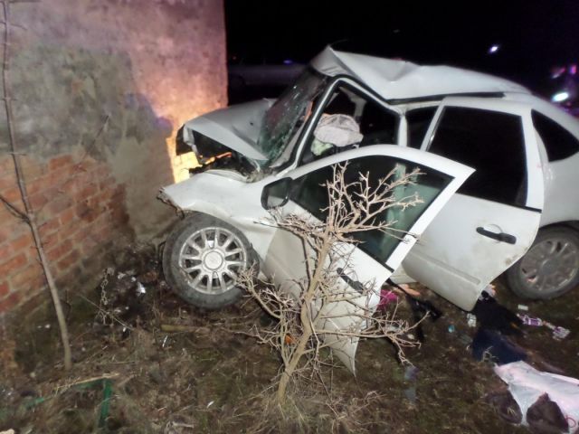 На Ставрополье два человека погибли, врезавшись на автомобиле в стену здания На Ставрополье два человека погибли, врезавшись на автомобиле в стену здания