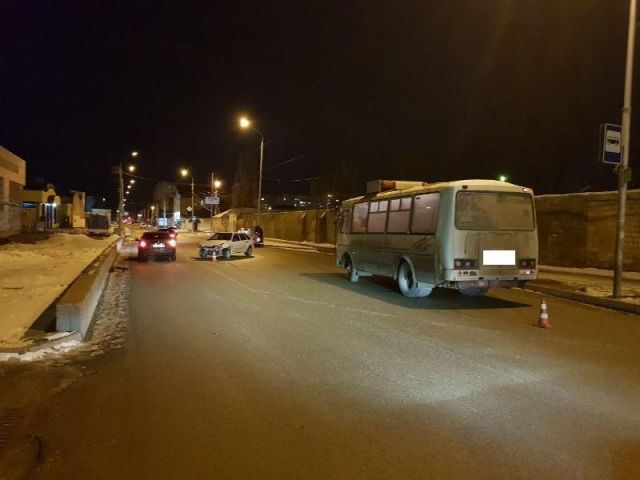 В Ставрополе столкнулись автобус с пассажирами и легковой автомобиль В Ставрополе столкнулись автобус с пассажирами и легковой автомобиль