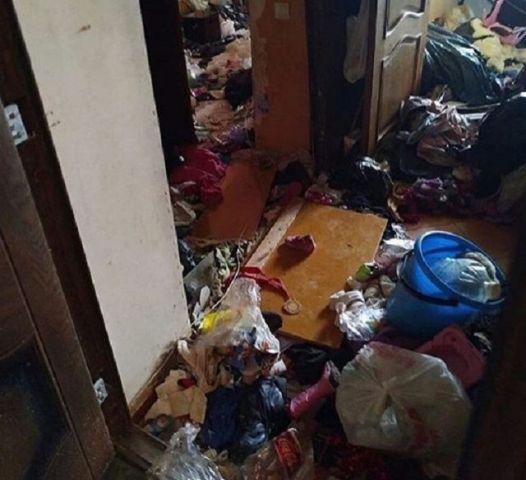 Детей из замусоренной квартиры в Ставрополе передали бабушке с дедушкой Детей из замусоренной квартиры в Ставрополе передали бабушке с дедушкой
