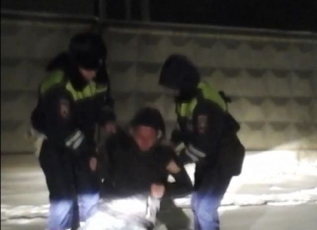 На Ставрополье автоинспекторы спасли потерявшего сознание на улице мужчину На Ставрополье автоинспекторы спасли потерявшего сознание на улице мужчину