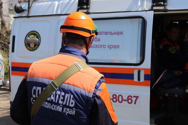 Ставропольские спасатели освободили ногу ребёнка, застрявшую между батареей и стеной Ставропольские спасатели освободили ногу ребёнка, застрявшую между батареей и стеной