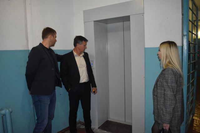 «Застрявшего» в лифте министра на Ставрополье освободили через 15 минут «Застрявшего» в лифте министра на Ставрополье освободили через 15 минут