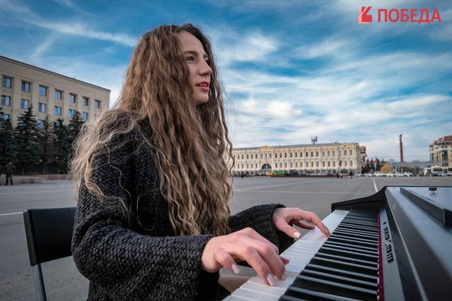 Девушка из Ставрополя сыграла на пианино на главной площади краевого центра Девушка из Ставрополя сыграла на пианино на главной площади краевого центра