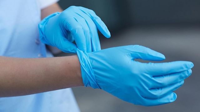 Россиянам предложили снять перчатки и начать пользоваться антисептиком Россиянам предложили снять перчатки и начать пользоваться антисептиком