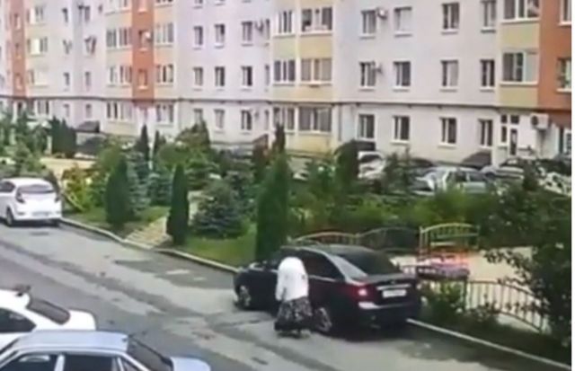 В Ставрополе хромая старушка царапает автомобили В Ставрополе хромая старушка царапает автомобили