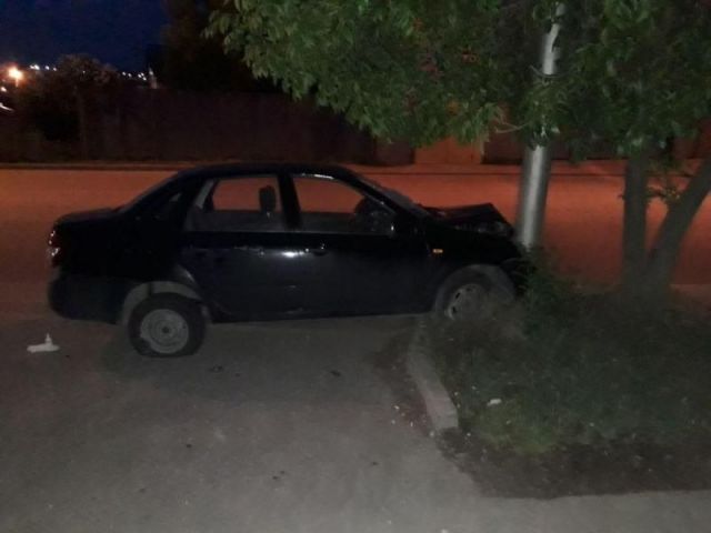 В Ставрополе легковушка врезалась в столб, пострадали два человека В Ставрополе легковушка врезалась в столб, пострадали два человека