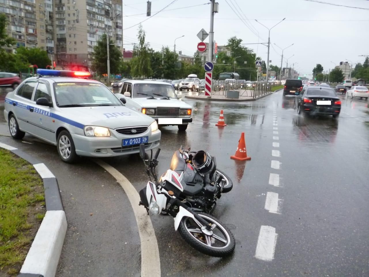 Скутеристка пострадала при столкновении с автомобилем в Ставрополе