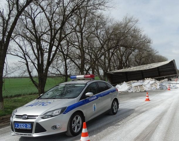 В Ставропольском крае в дерево въехал грузовик со стройматериалами В Ставропольском крае в дерево въехал грузовик со стройматериалами