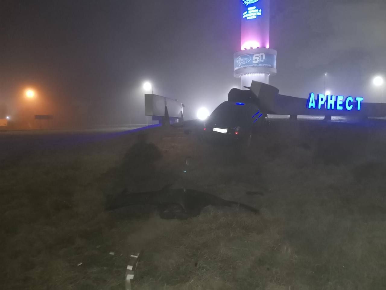 В Невинномысске злостный нарушитель ПДД врезался в стелу Арнест
