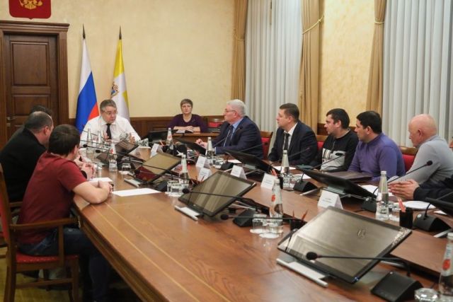 Губернатор Ставрополья встретился с автоперевозчиками города после их жалобы в соцсети Губернатор Ставрополья встретился с автоперевозчиками города после их жалобы в соцсети