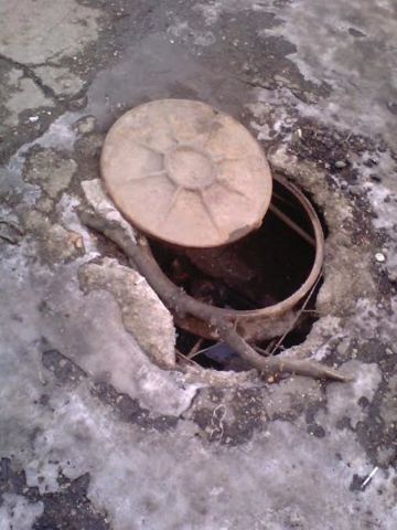 В Кисловодске школьник провалился в канализационный люк В Кисловодске школьник провалился в канализационный люк