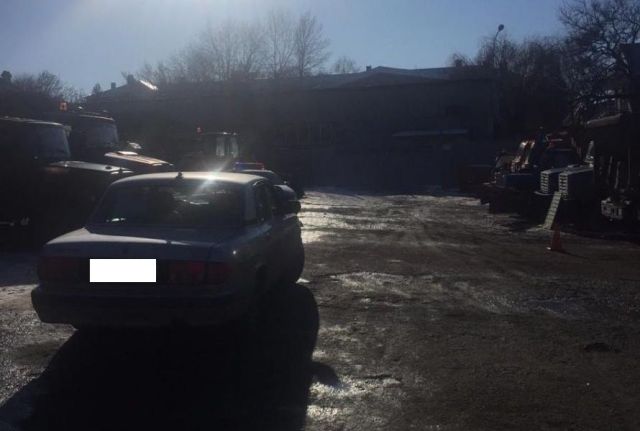 В Кисловодске автомобиль «Волга» самопроизвольно наехал на водителя В Кисловодске автомобиль «Волга» самопроизвольно наехал на водителя