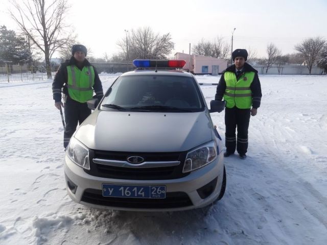 Ставропольские автоинспекторы оказали помощь водителю и пассажирам такси Ставропольские автоинспекторы оказали помощь водителю и пассажирам такси