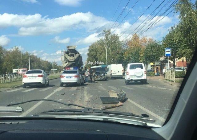 На проспекте Кулакова в Ставрополе образовался затор из-за ДТП с бетономешалкой На проспекте Кулакова в Ставрополе образовался затор из-за ДТП с бетономешалкой