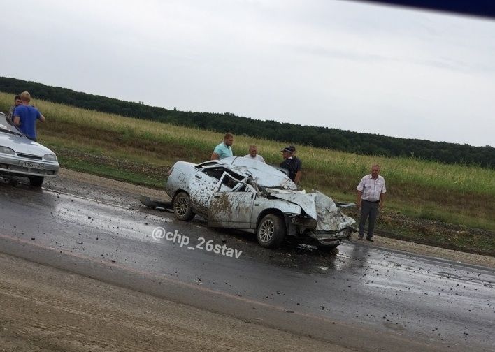 В Ставрополе КамАЗ выехал на «встречку» и протаранил легковушку В Ставрополе КамАЗ выехал на «встречку» и протаранил легковушку