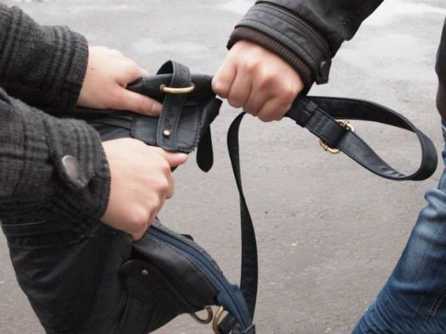 В центральном парке Ставрополя у девушки украли 52 тысячи рублей В центральном парке Ставрополя у девушки украли 52 тысячи рублей