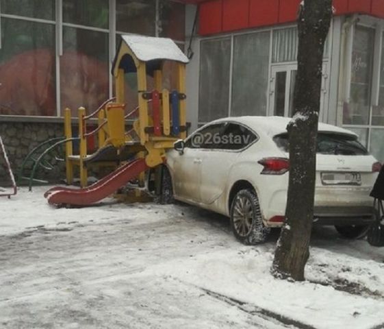 В Ставрополе автомобиль въехал в детскую площадку возле универсама В Ставрополе автомобиль въехал в детскую площадку возле универсама