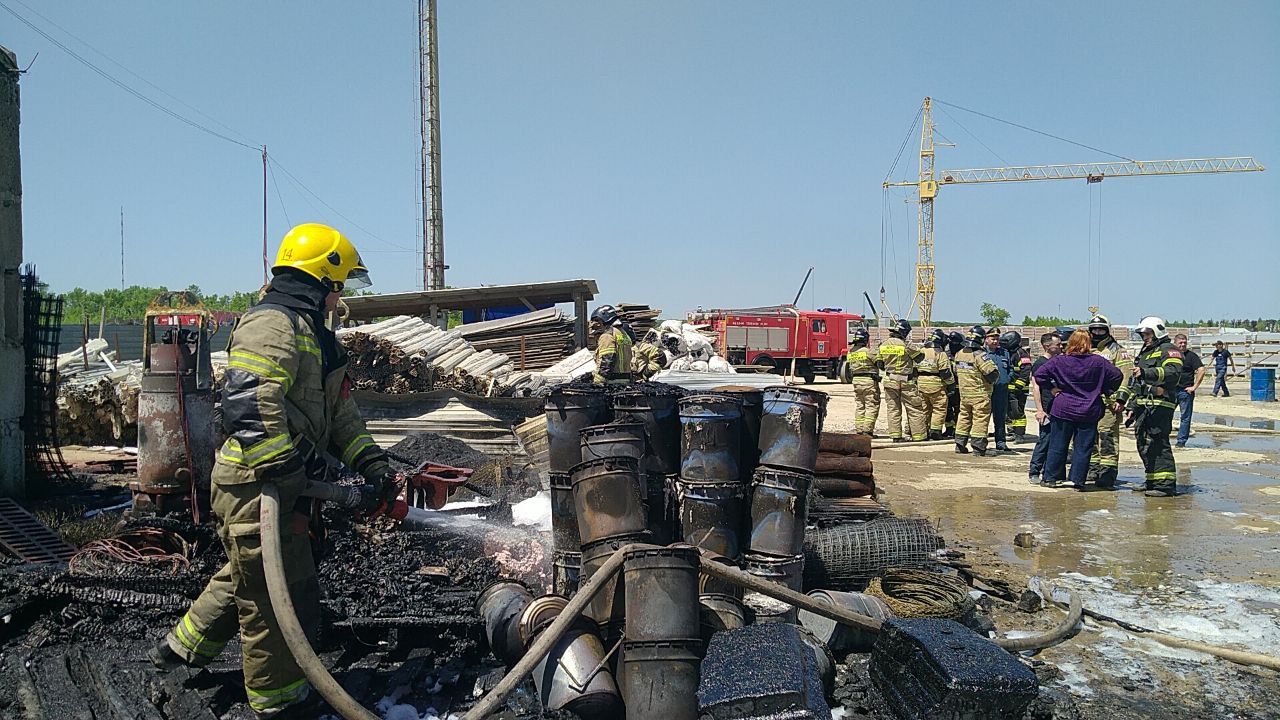 Стройматериалы загорелись в Ставрополе