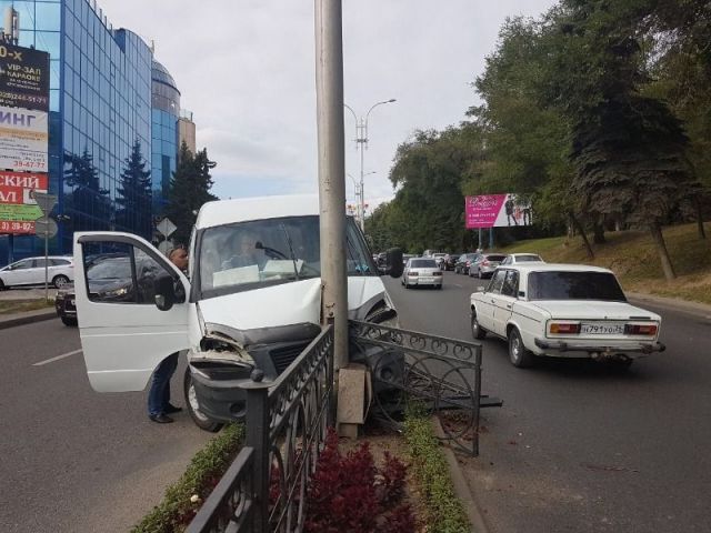 В Пятигорске маршрутка врезалась в фонарный столб, есть пострадавшие В Пятигорске маршрутка врезалась в фонарный столб, есть пострадавшие