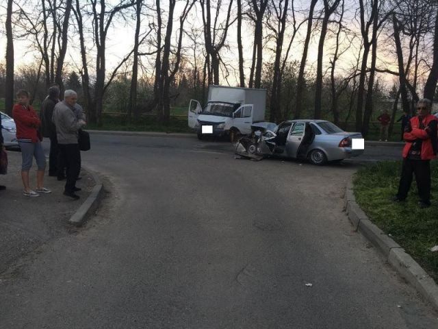 В Ставрополе при столкновении грузовой «ГАЗели» и легковушки пострадали оба водителя В Ставрополе при столкновении грузовой «ГАЗели» и легковушки пострадали оба водителя
