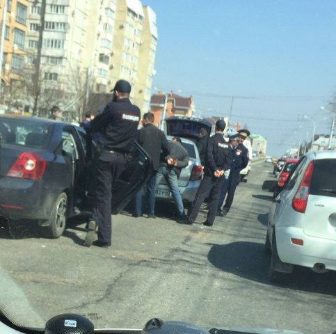 В центре Ставрополя прошла операция по задержанию подозреваемых в незаконном обороте наркотиков В центре Ставрополя прошла операция по задержанию подозреваемых в незаконном обороте наркотиков