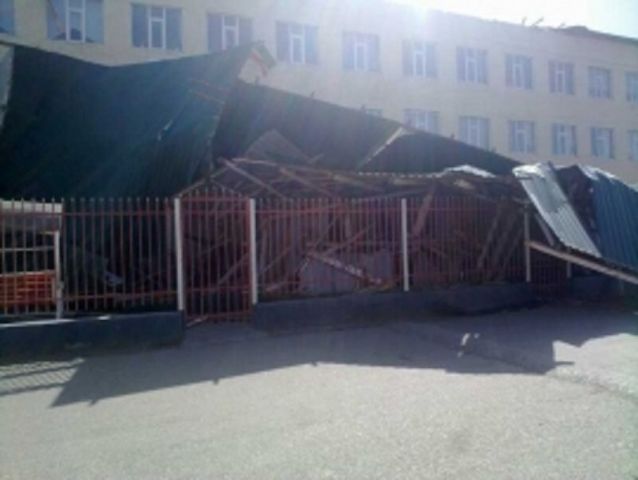 В селе Сенгилеевском порывом ветра снесло кровлю школьного спортзала В селе Сенгилеевском порывом ветра снесло кровлю школьного спортзала