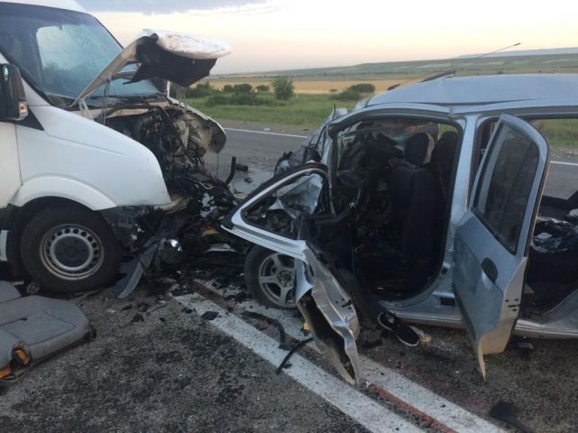 В Ставропольском крае столкнулись микроавтобус и легковой автомобиль В Ставропольском крае столкнулись микроавтобус и легковой автомобиль
