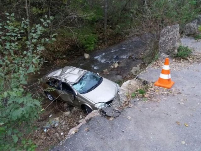 В Кисловодске автомобиль с людьми упал с обрыва в реку В Кисловодске автомобиль с людьми упал с обрыва в реку