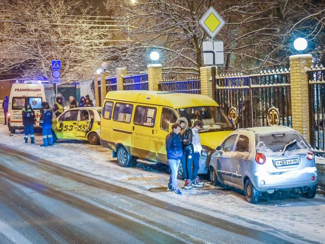 В Ставрополе вечером 30 ноября произошло ДТП с участием пассажирской маршрутки и двух легковушек В Ставрополе вечером 30 ноября произошло ДТП с участием пассажирской маршрутки и двух легковушек