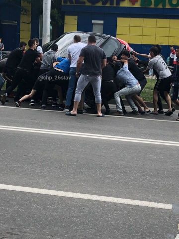 Ставропольцы помогли поставить на колёса автомобиль, опрокинувшийся в результате ДТП Ставропольцы помогли поставить на колёса автомобиль, опрокинувшийся в результате ДТП