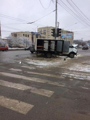 В Ставрополе легковушка столкнулась с грузовиком, есть пострадавшие В Ставрополе легковушка столкнулась с грузовиком, есть пострадавшие