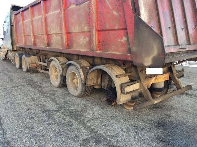 В Ставропольском крае у грузовика на ходу отлетело колесо и врезалось в легковушку В Ставропольском крае у грузовика на ходу отлетело колесо и врезалось в легковушку