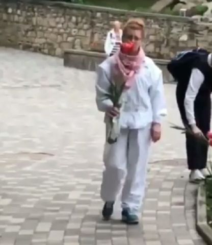 В Железноводске сняли на видео женщин, срывающих тюльпаны с городской клумбы В Железноводске сняли на видео женщин, срывающих тюльпаны с городской клумбы