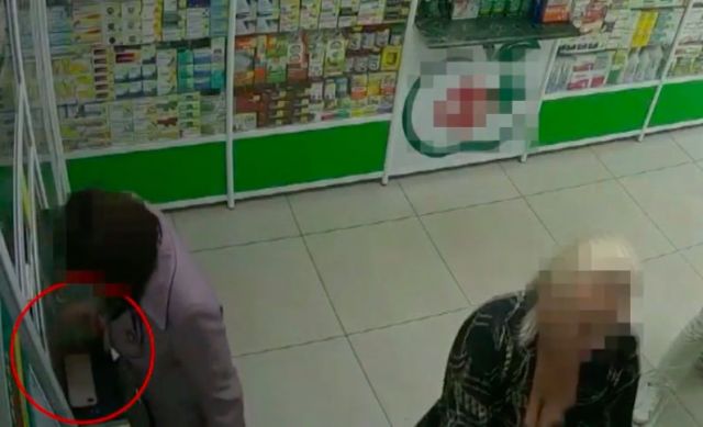 В Пятигорске пенсионерка украла из аптеки планшет и телефон В Пятигорске пенсионерка украла из аптеки планшет и телефон