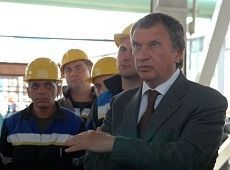 Игорь Сечин осмотрел новейшую установку по производству меламина Игорь Сечин осмотрел новейшую установку по производству меламина
