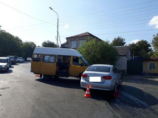 В Ставрополе при столкновении маршрутки и легкового автомобиля пострадали 4 человека В Ставрополе при столкновении маршрутки и легкового автомобиля пострадали 4 человека