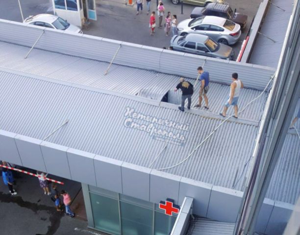 В Ставрополе из окна торгово-офисного центра выпал мужчина В Ставрополе из окна торгово-офисного центра выпал мужчина