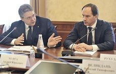 Лев Кузнецов и Владимир Владимиров обсудили социально-экономическое развитие края Лев Кузнецов и Владимир Владимиров обсудили социально-экономическое развитие края