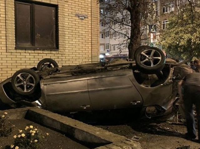 В центре Ставрополя в аварии перевернулась легковушка В центре Ставрополя в аварии перевернулась легковушка