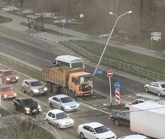 В Ставрополе грузовик врезался в столб В Ставрополе грузовик врезался в столб