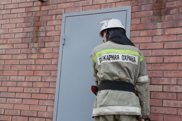 На Ставрополье пожарные вынесли пенсионера из горящего дома На Ставрополье пожарные вынесли пенсионера из горящего дома