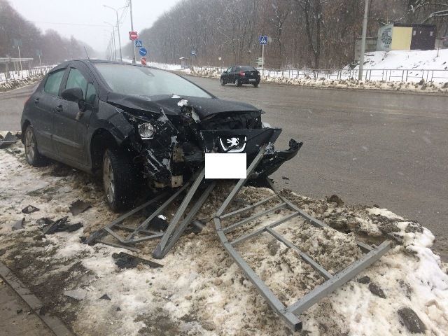 Лишённый прав водитель сбил дорожное ограждение в Ставрополе Лишённый прав водитель сбил дорожное ограждение в Ставрополе
